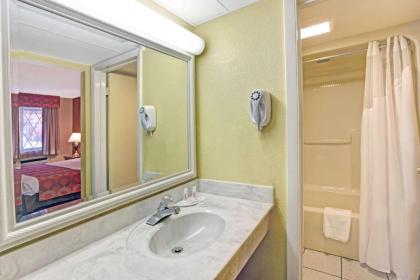 Super 8 by Wyndham Downtown Gatlinburg at Convention Center - image 7