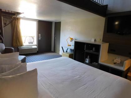 Days Inn & Suites by Wyndham Downtown Gatlinburg Parkway - image 12