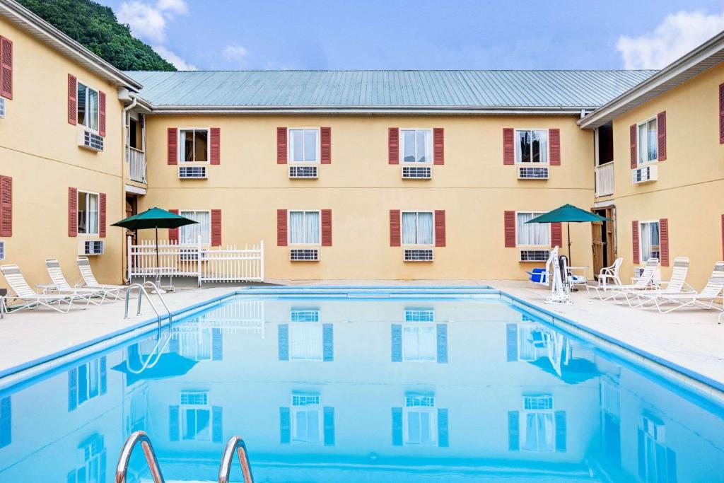 Days Inn & Suites by Wyndham Downtown Gatlinburg Parkway - image 3