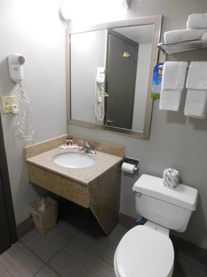 Days Inn & Suites by Wyndham Downtown Gatlinburg Parkway - image 4