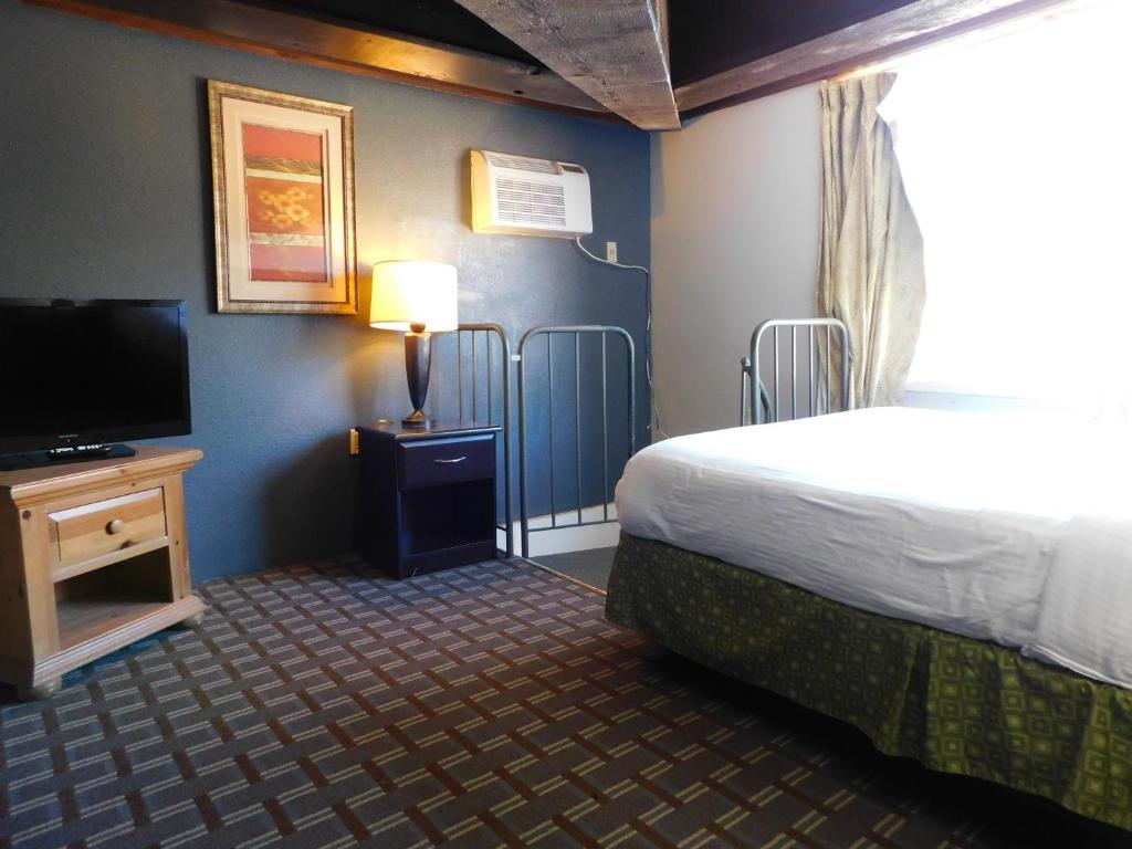 Days Inn & Suites by Wyndham Downtown Gatlinburg Parkway - image 6