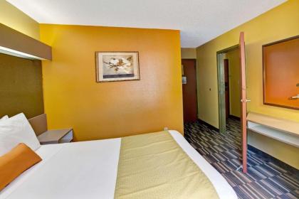 Microtel Inn & Suites By Wyndham Gatlinburg - image 9