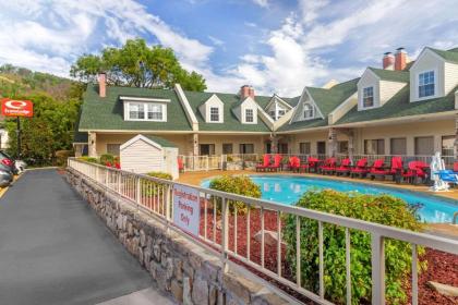 Econo Lodge Inn & Suites At The Conference Center - image 1