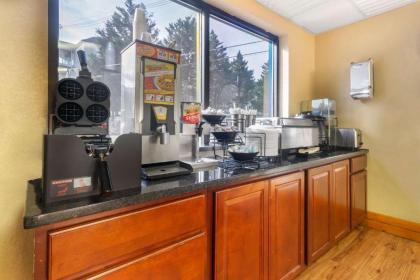 Econo Lodge Inn & Suites At The Conference Center - image 11