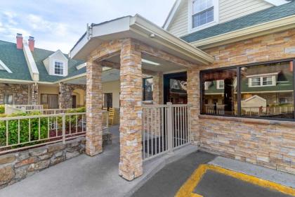 Econo Lodge Inn & Suites At The Conference Center - image 12