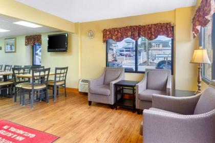 Econo Lodge Inn & Suites At The Conference Center - image 14