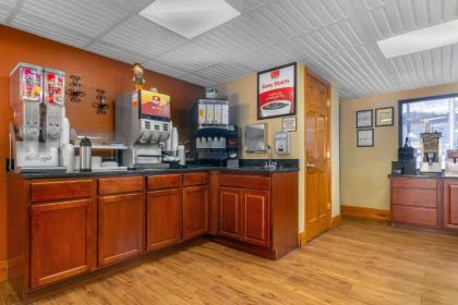 Econo Lodge Inn & Suites At The Conference Center - image 3