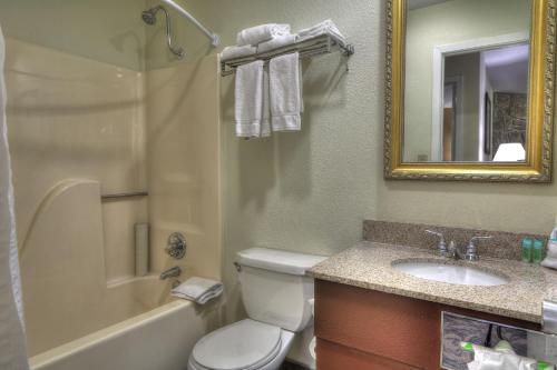 Crossroads Inn & Suites - image 3