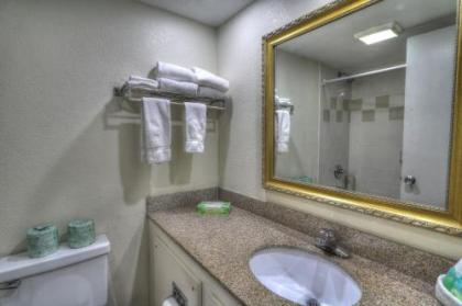 Crossroads Inn & Suites - image 4