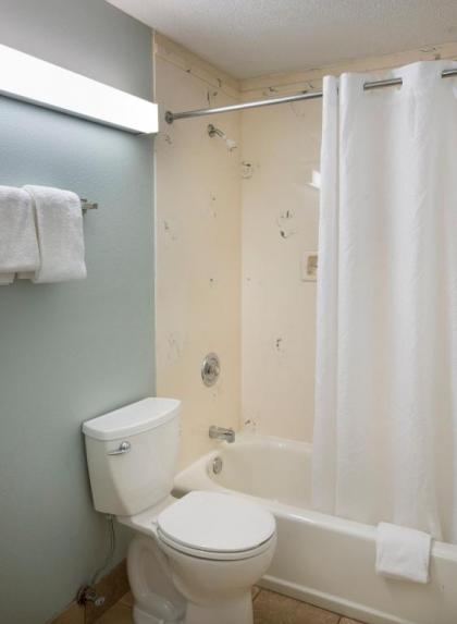 Rocky Waters Motor Inn - image 18