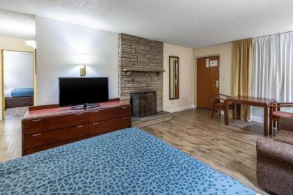 Econo Lodge Inn & Suites On The River - image 10
