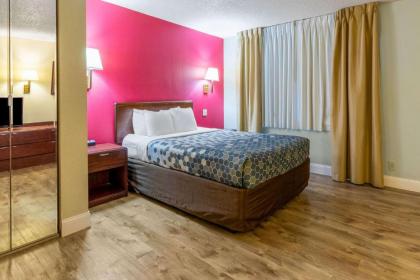 Econo Lodge Inn & Suites On The River - image 12