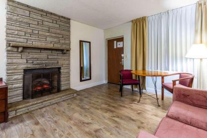 Econo Lodge Inn & Suites On The River - image 13