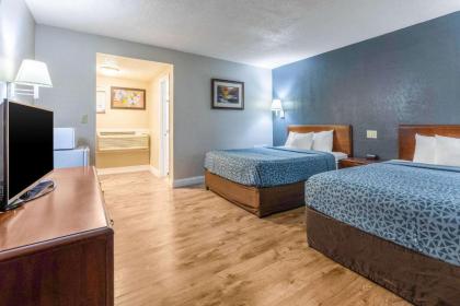 Econo Lodge Inn & Suites On The River - image 14