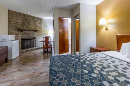 Econo Lodge Inn & Suites On The River - image 2