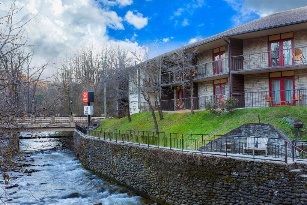 Econo Lodge Inn & Suites On The River - image 5