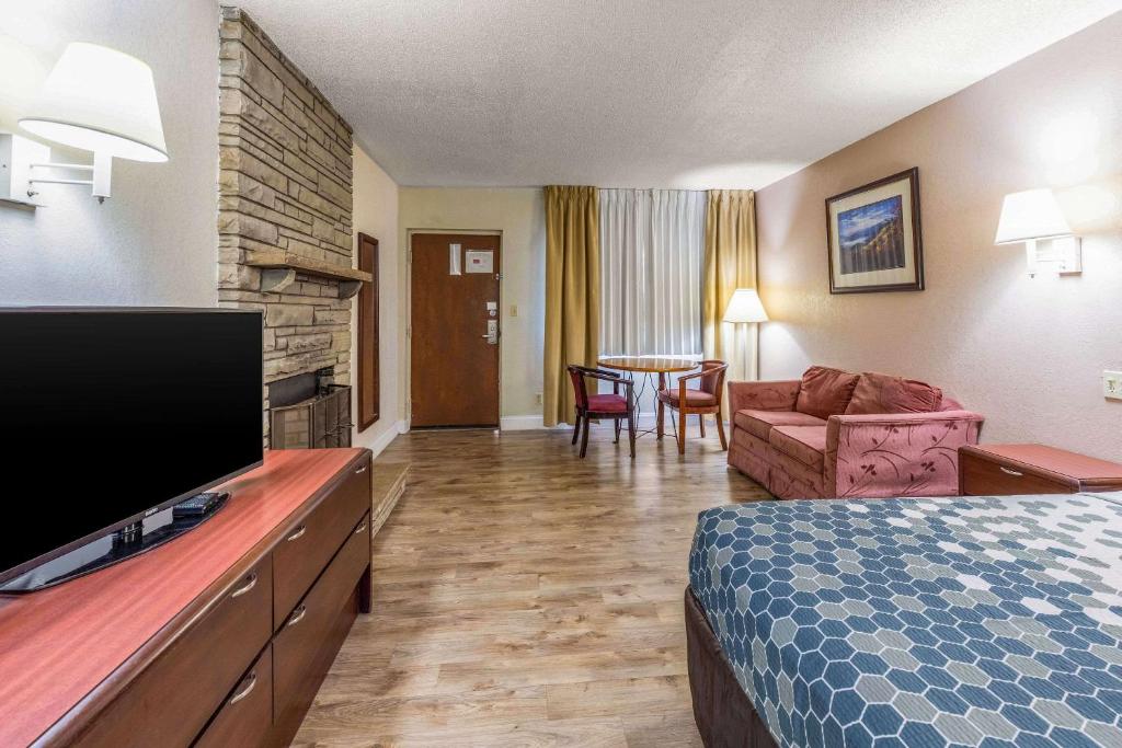 Econo Lodge Inn & Suites On The River - image 7