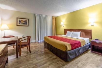 Econo Lodge Inn & Suites On The River - image 9