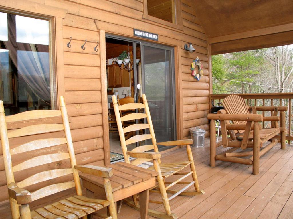 Bearway to Heaven 1 Bedroom Sleeps 4 View Pool Table Hot Tub WiFi - image 5