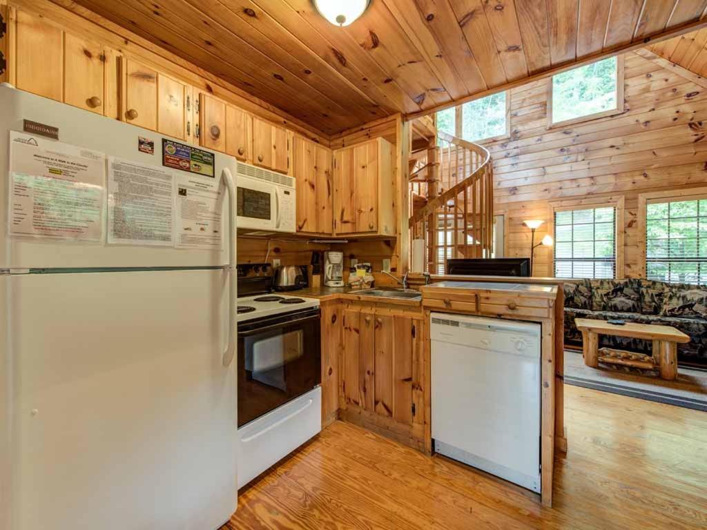 A Walk in the Clouds 1 Bedroom Sleeps 4 Pool Table Hot Tub Pets - image 5