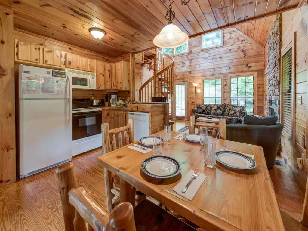 A Walk in the Clouds 1 Bedroom Sleeps 4 Pool Table Hot Tub Pets - image 7
