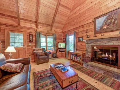 Bear's Den 2 Bedrooms Jetted Tub King Beds Hot Tub WiFi Sleeps 6 - image 15