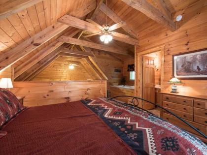 Bear's Den 2 Bedrooms Jetted Tub King Beds Hot Tub WiFi Sleeps 6 - image 20