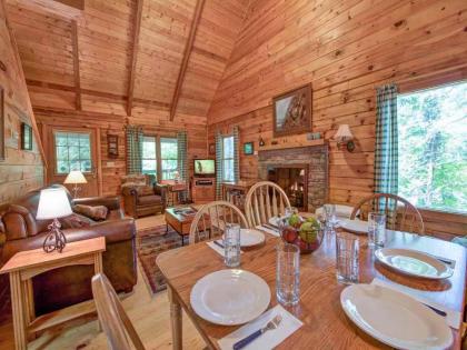 Bear's Den 2 Bedrooms Jetted Tub King Beds Hot Tub WiFi Sleeps 6 - image 6