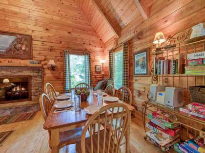 Bear's Den 2 Bedrooms Jetted Tub King Beds Hot Tub WiFi Sleeps 6 - image 8
