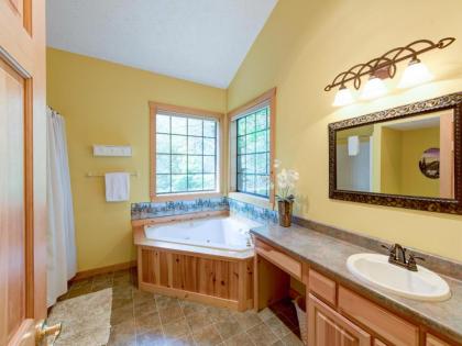 Chipmunk Chase 2 Bedrooms Sleeps 8 Hot Tub Pool Table Fireplace - image 4