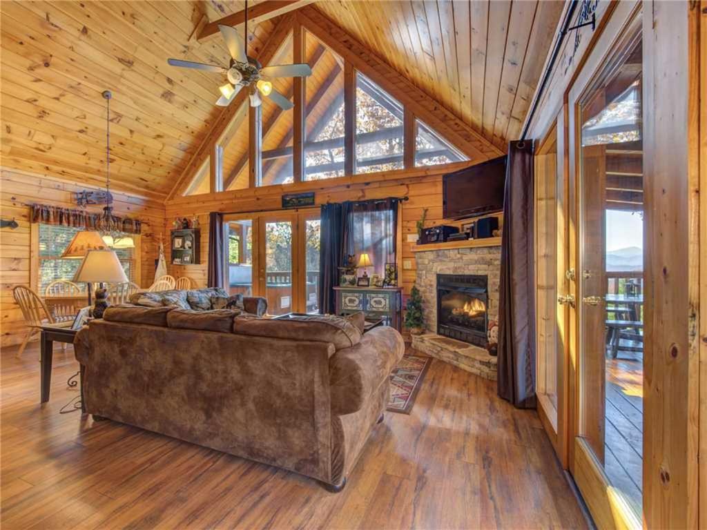 Cub’s Corner 3 Bedrooms Pool Access Hot Tub Pool Table Sleeps 10 - image 5