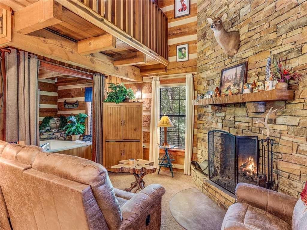 Fox Den 2 Bedrooms Sleeps 4 Whirlpool Tub Deck Yard Hot Tub - image 4