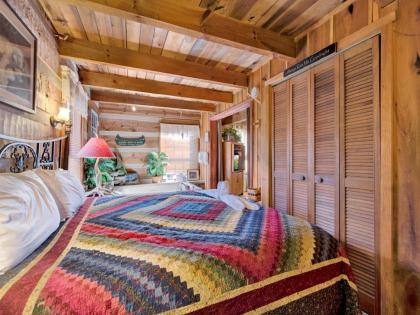 Fox Den 2 Bedrooms Sleeps 4 Whirlpool Tub Deck Yard Hot Tub - image 9