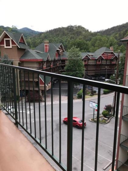 Downtown Gatlinburg Apartment - image 11