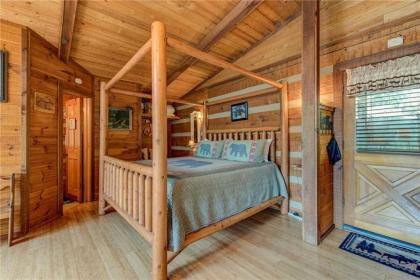 Rustic Charm 1 Bedroom 2 Bathroom Sleeps 4 Pets Welcome Hot Tub Priva - image 19