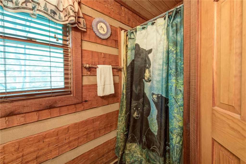 Rustic Charm 1 Bedroom 2 Bathroom Sleeps 4 Pets Welcome Hot Tub Priva - image 2