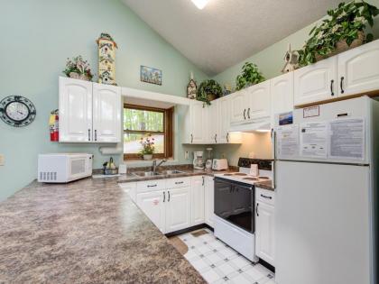 Above and Beyond 2 Bedrooms Sleeps 6 Private Amazing View Hot Tub - image 10