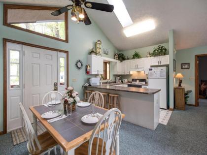 Above and Beyond 2 Bedrooms Sleeps 6 Private Amazing View Hot Tub - image 18