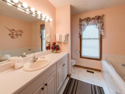 Above and Beyond 2 Bedrooms Sleeps 6 Private Amazing View Hot Tub - image 19