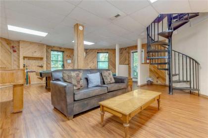 Smoky View Chalet 2 Bedrooms Pool Table Foosball Pool Access Sleeps 6 - image 12