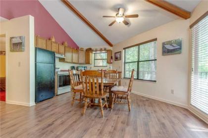 Smoky View Chalet 2 Bedrooms Pool Table Foosball Pool Access Sleeps 6 - image 15