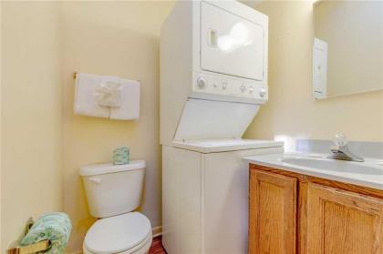 Smoky View Chalet 2 Bedrooms Pool Table Foosball Pool Access Sleeps 6 - image 20