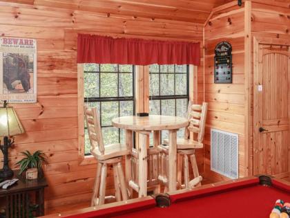 Away From it All 3 Bedrooms Sleeps 10 Jetted Showers WiFi Arcade - image 9