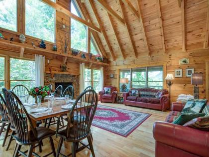 Cozy Bear Lodge 3 Bedrooms Sleeps 12 Near Downtown Private Hot Tub - image 1