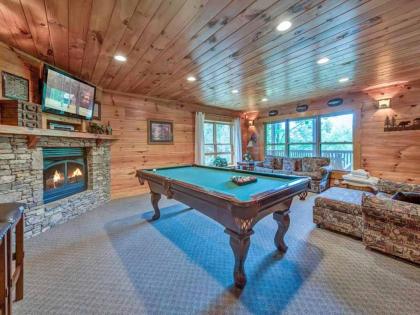 Cozy Bear Lodge 3 Bedrooms Sleeps 12 Near Downtown Private Hot Tub - image 13