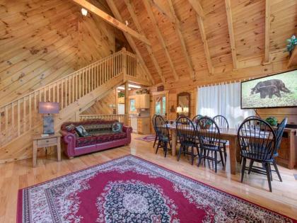Cozy Bear Lodge 3 Bedrooms Sleeps 12 Near Downtown Private Hot Tub - image 16