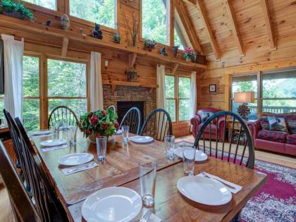 Cozy Bear Lodge 3 Bedrooms Sleeps 12 Near Downtown Private Hot Tub - image 18