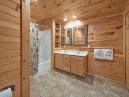 Cozy Bear Lodge 3 Bedrooms Sleeps 12 Near Downtown Private Hot Tub - image 8