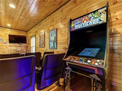 Old Hickory Lodge 4 Bedrooms Sleeps 18 WiFi Theater Room Hot Tub - image 2