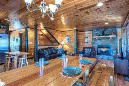 Old Hickory Lodge 4 Bedrooms Sleeps 18 WiFi Theater Room Hot Tub - image 6